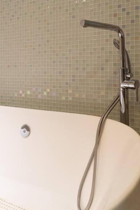 The Rixx Stylish in D1 at Ben Thanh with Netflix pool bathtub