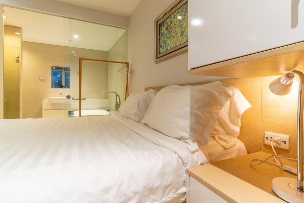The Rixx Stylish in D1 at Ben Thanh with Netflix pool bathtub