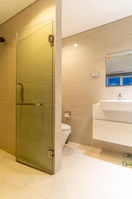 The Rixx Stylish in D1 at Ben Thanh with Netflix pool bathtub