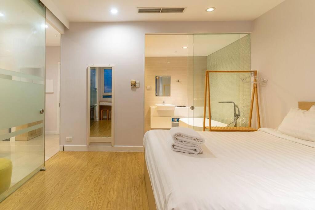 The Rixx Stylish in D1 at Ben Thanh with Netflix pool bathtub