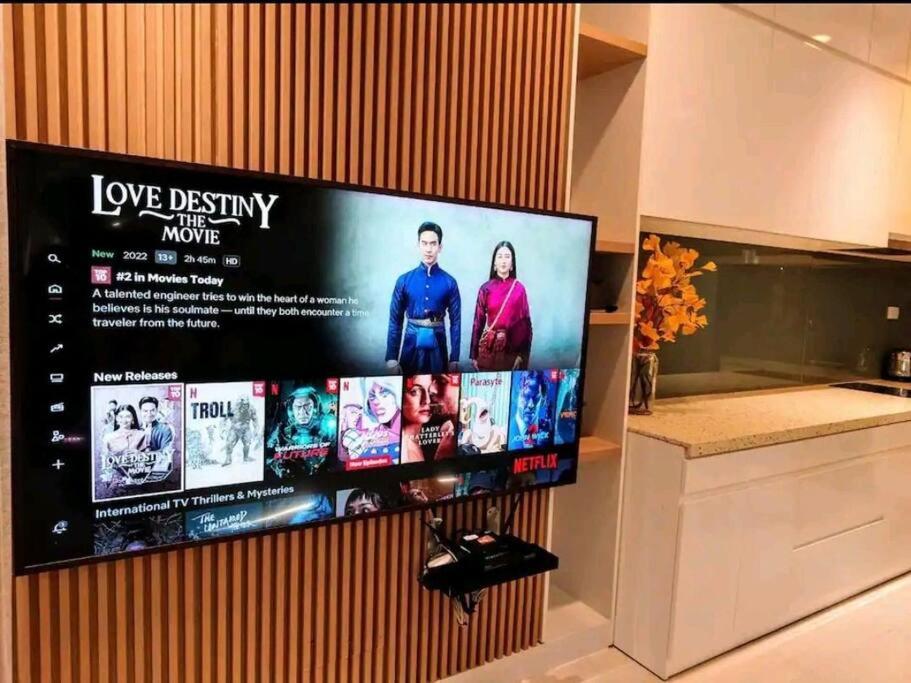 The Rixx Stylish in D1 at Ben Thanh with Netflix pool bathtub