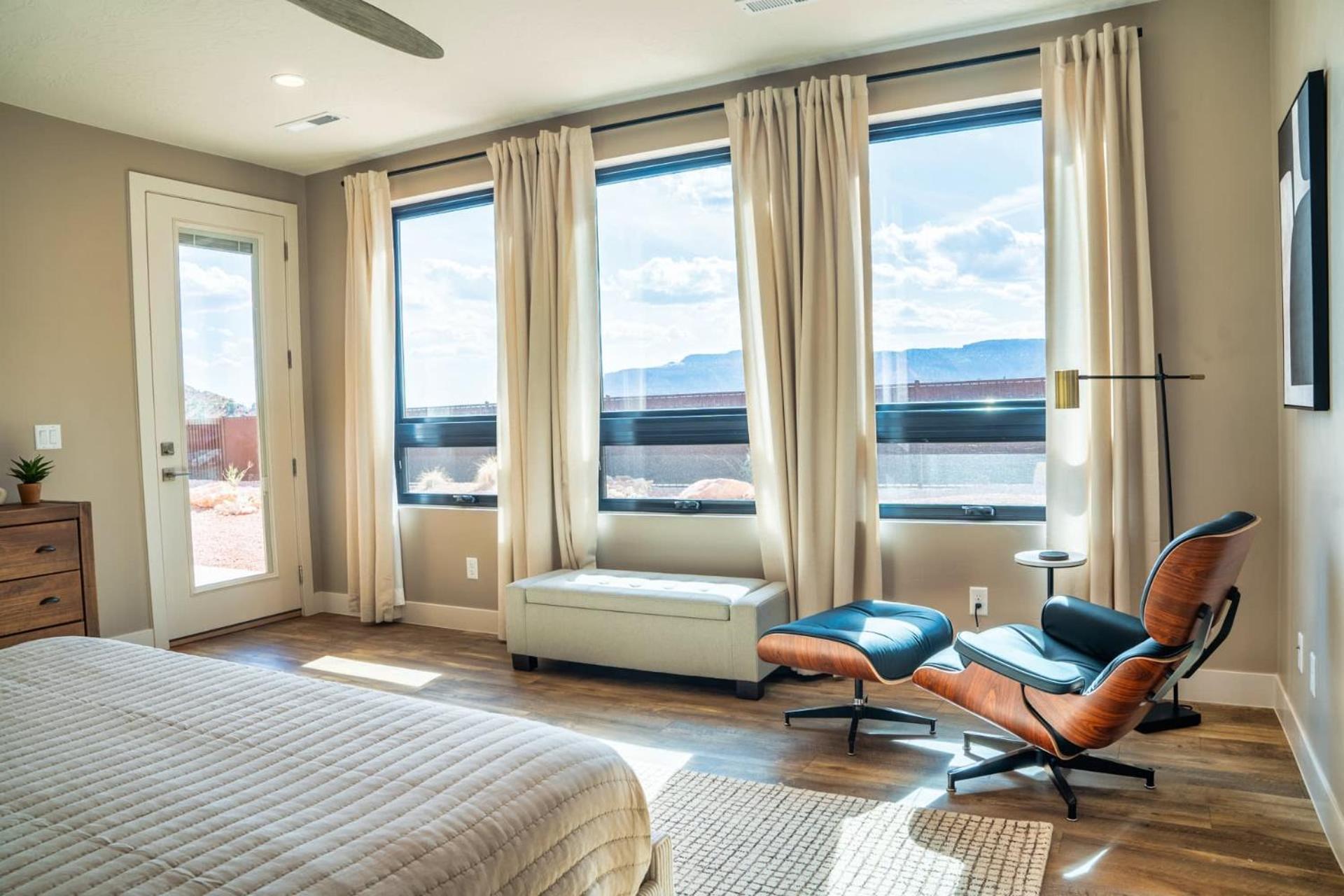 Kanab Villa Oasis New luxury home in upscale neighborhood with rooftop deck view 4