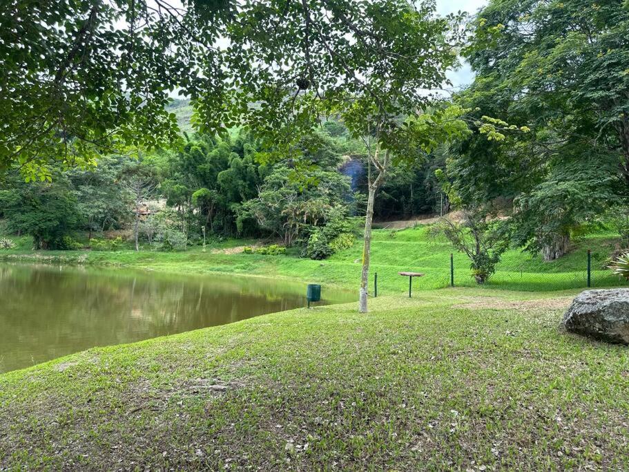 Chalé com 2 quartos na Beira do Lago Pet Friendly