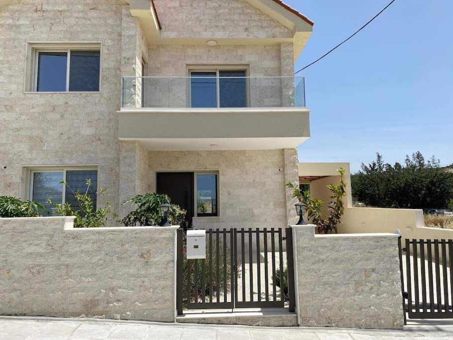 Hotel Brand new 4 bedroom villa in Palodeia - Image 1