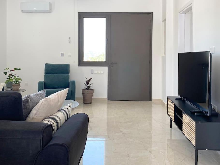 Brand new 4 bedroom villa in Palodeia