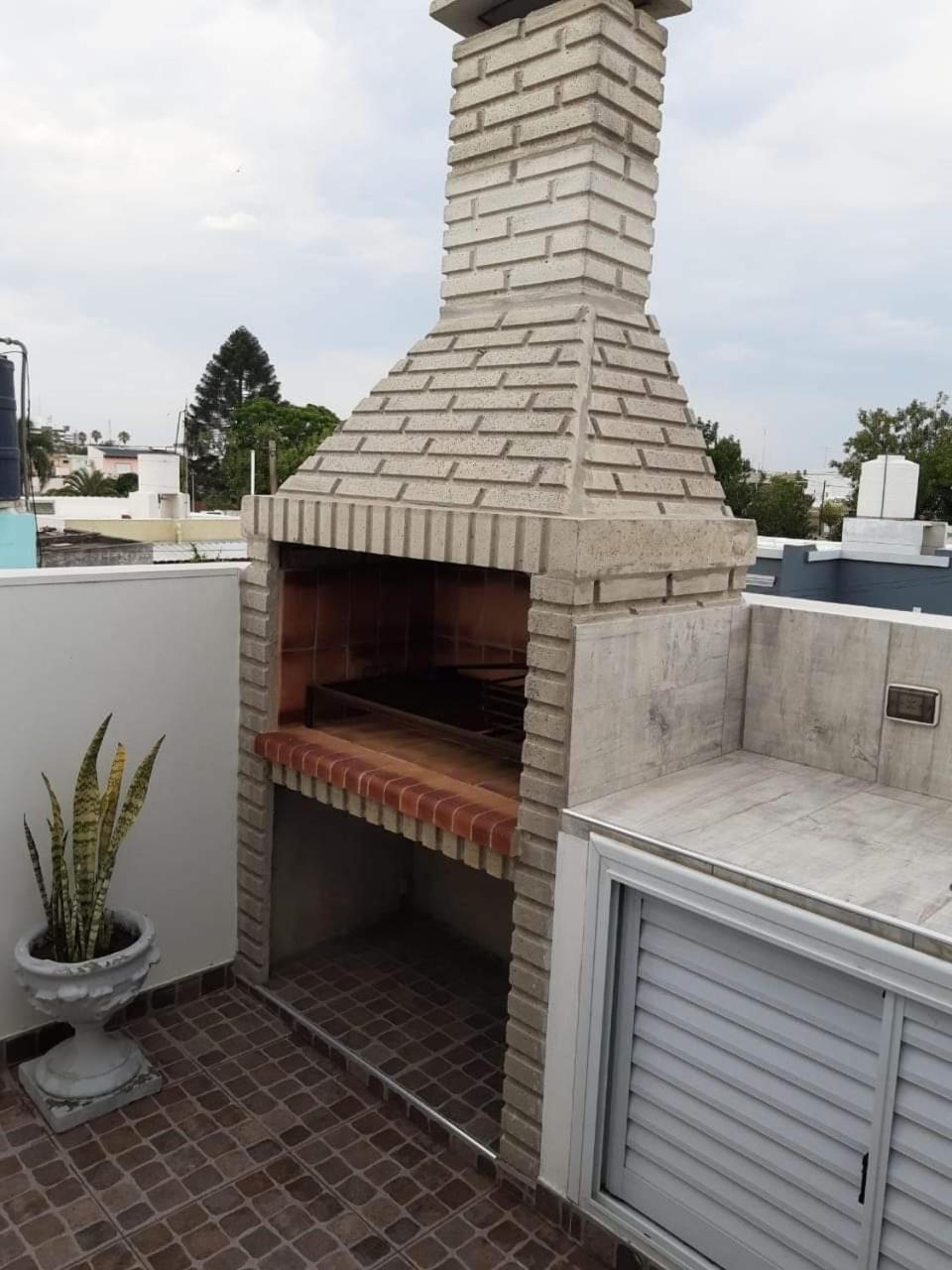 Amplio Dpto con 2 dormitorios primer piso independiente con asador