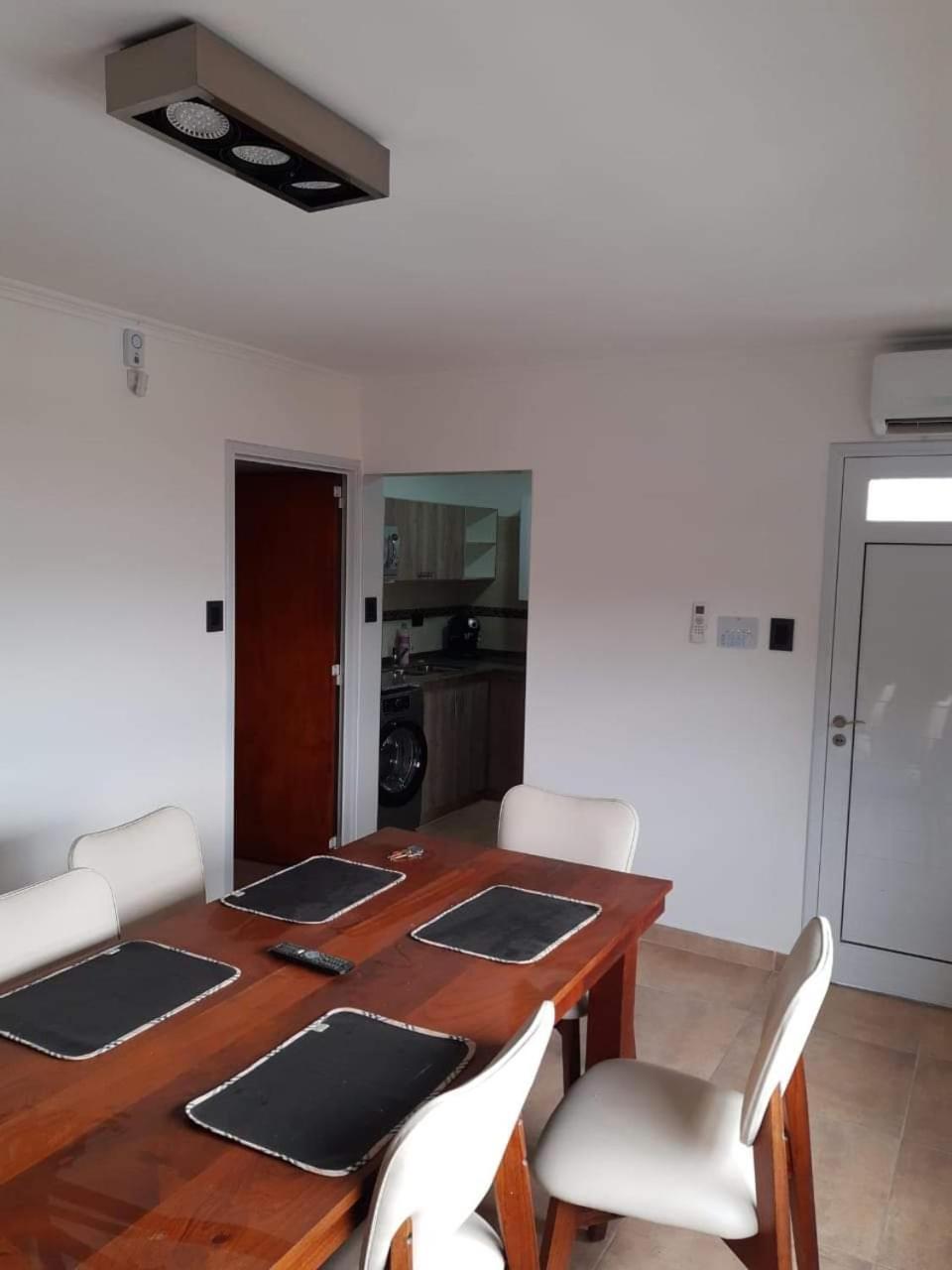 Amplio Dpto con 2 dormitorios primer piso independiente con asador