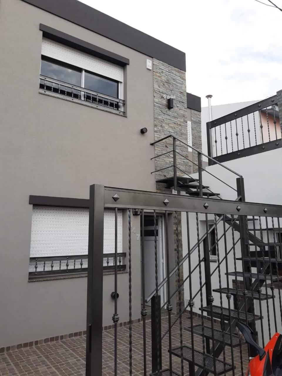 Amplio Dpto con 2 dormitorios primer piso independiente con asador