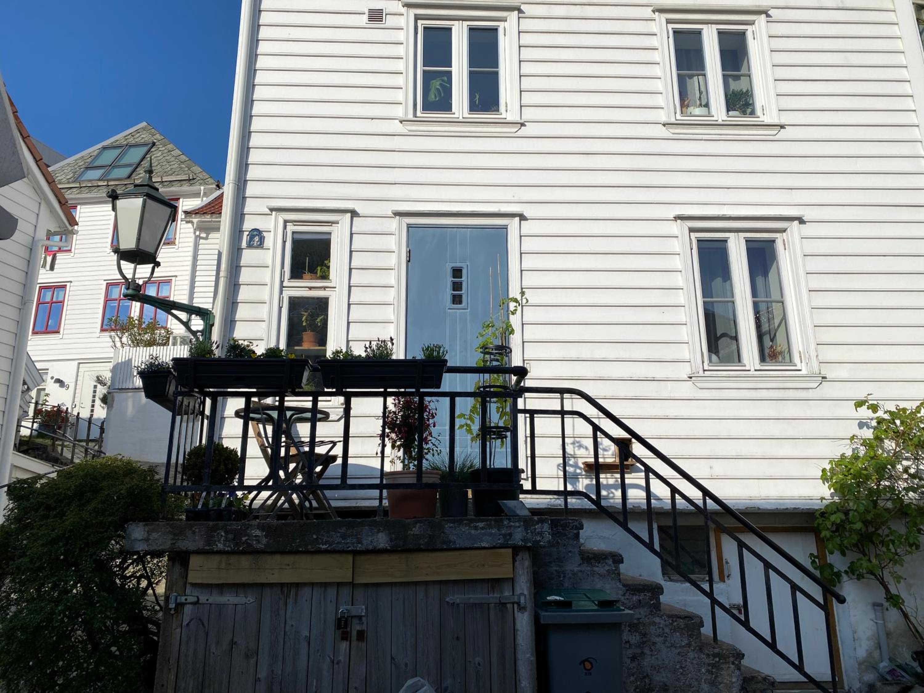 Entire renovated apartment from 1780 with Kitchen, Bath, Bedroom, and Living Room in Skuteviken