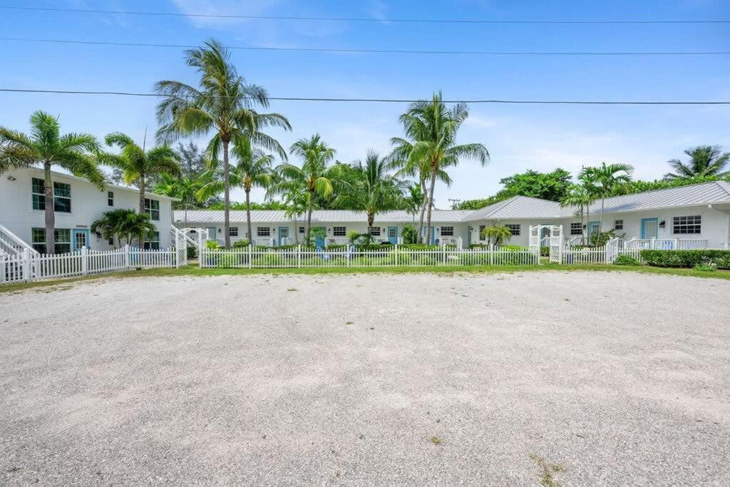 #8 Queen Size Bedroom Near the Beach Pet Friendly view 4