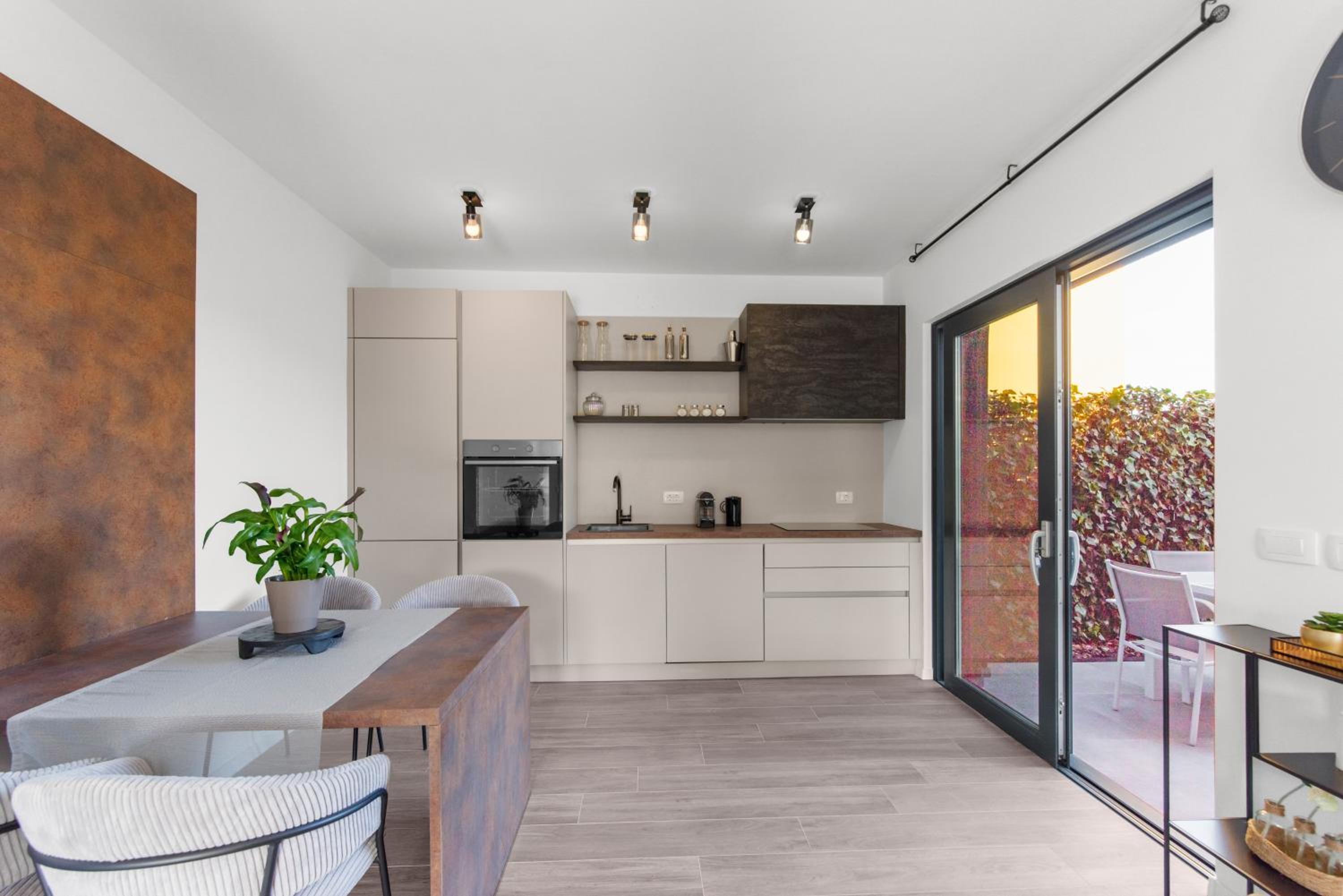 NEW Casa Familia with Frontyard, Backyard and great bbq! view 4
