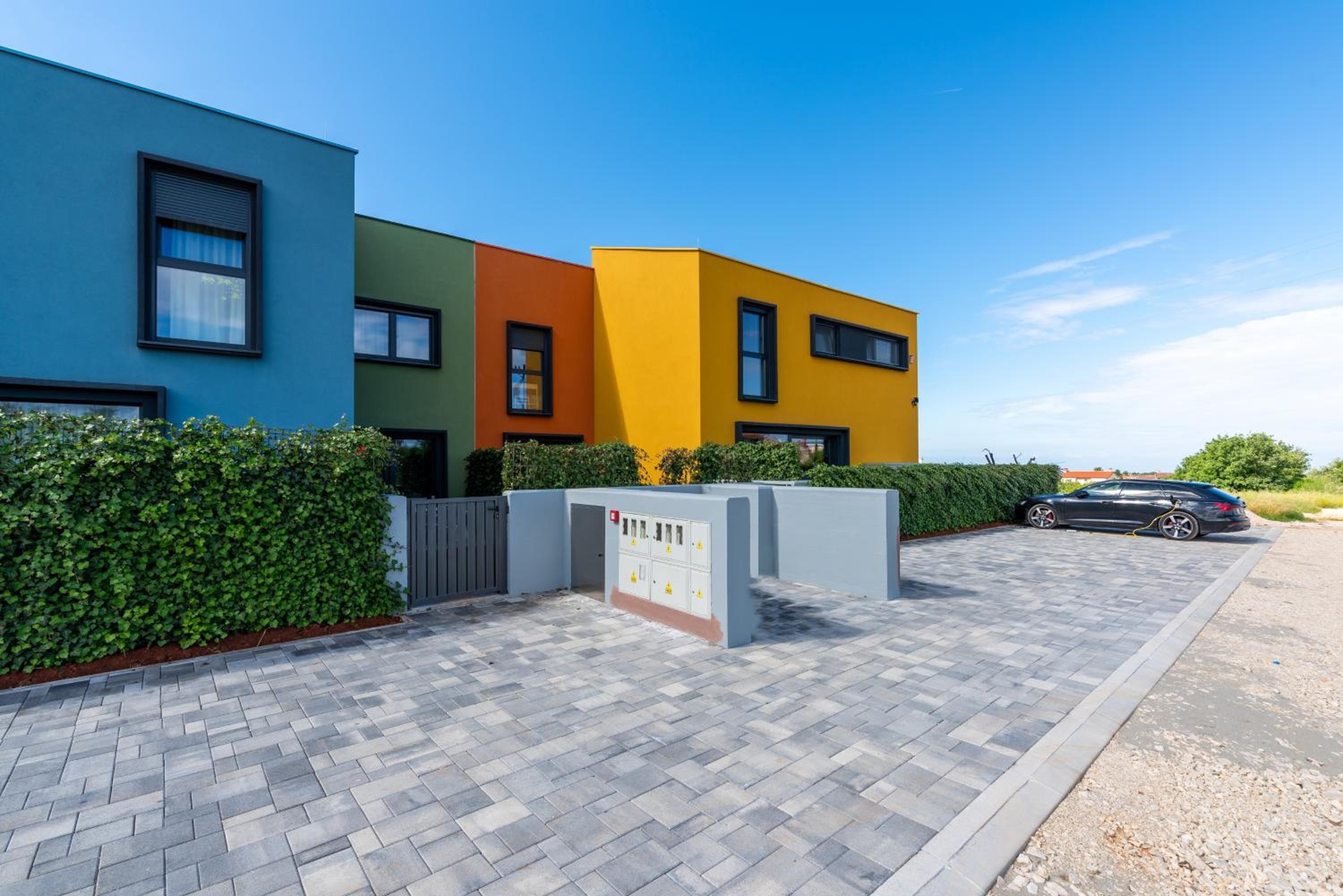 NEW Casa Familia with Frontyard, Backyard and great bbq! view 5