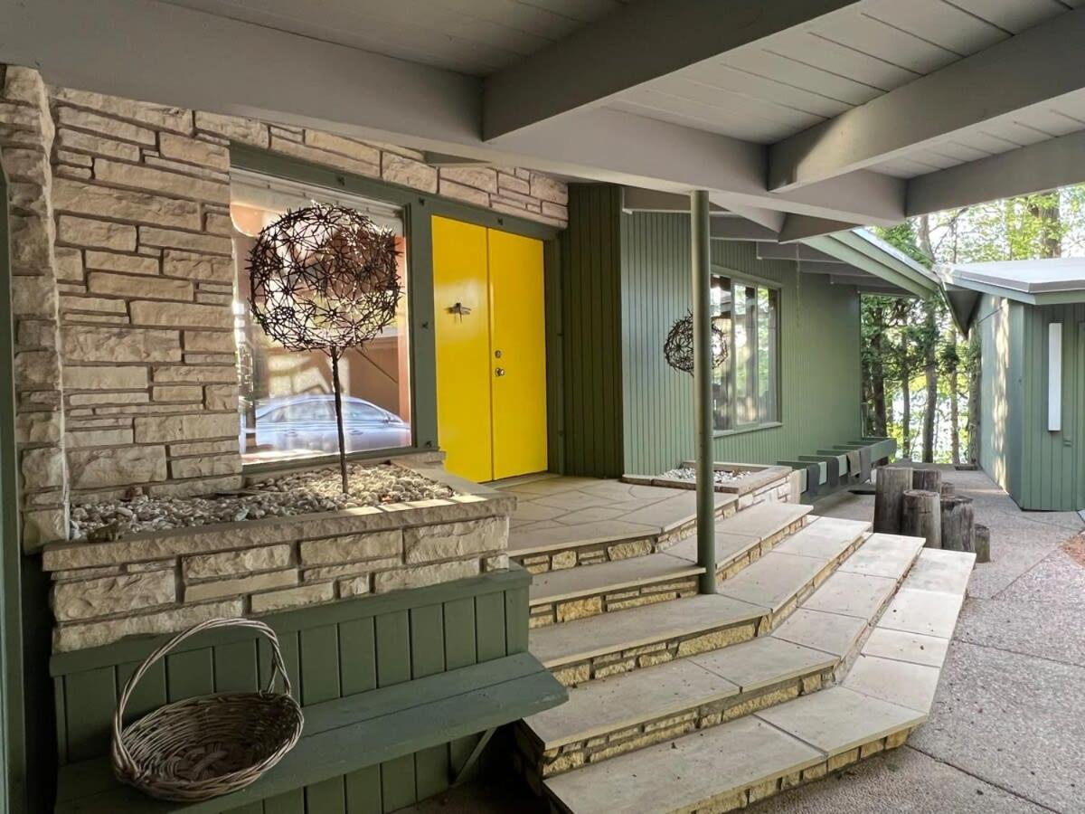 Minneapolis / St Paul Vacations - Mid-Century Lakefront Haven Near Wayzata - Property Image 4