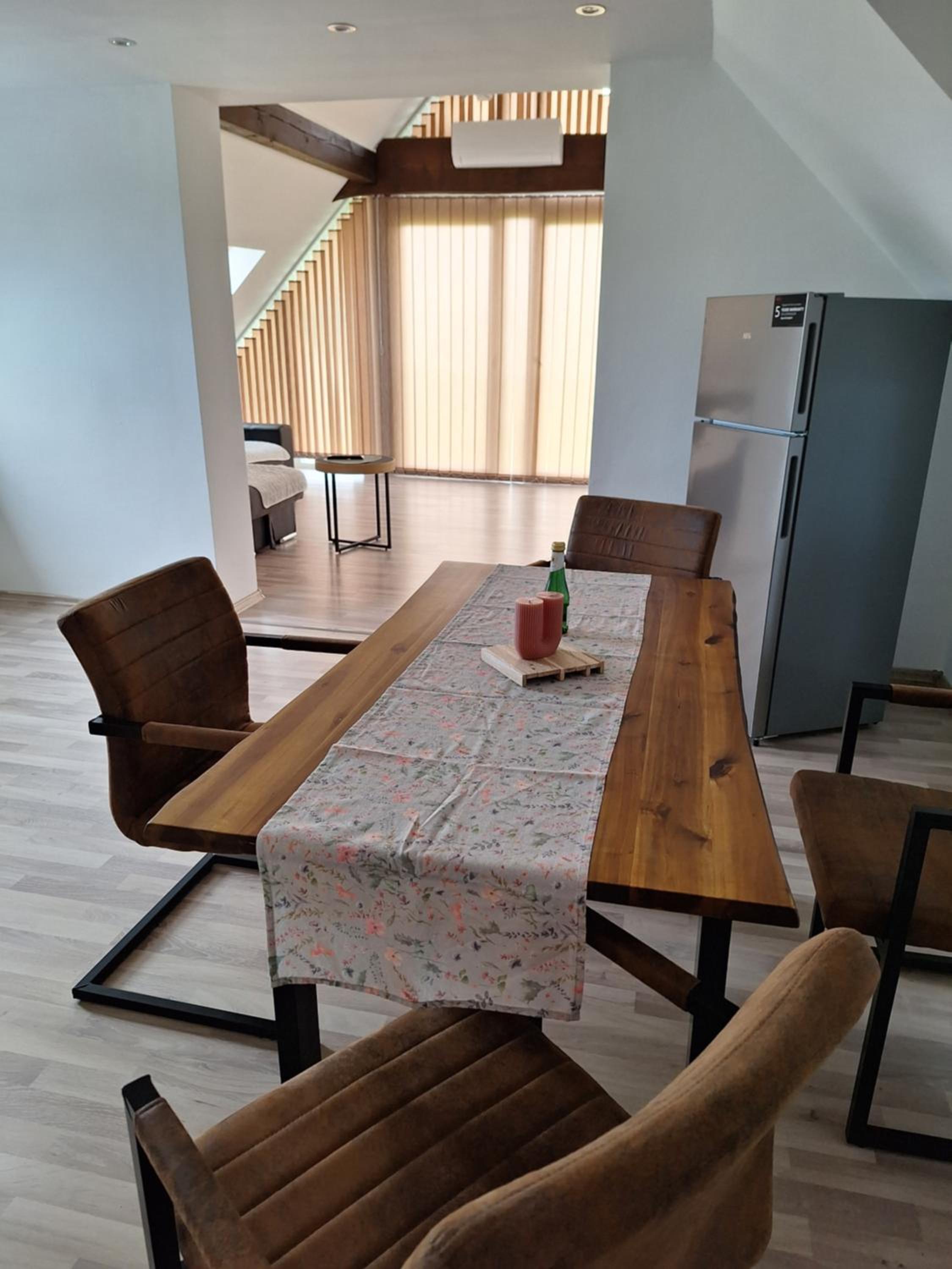 Großzügige 100 m2 Wohnung mit Terrasse