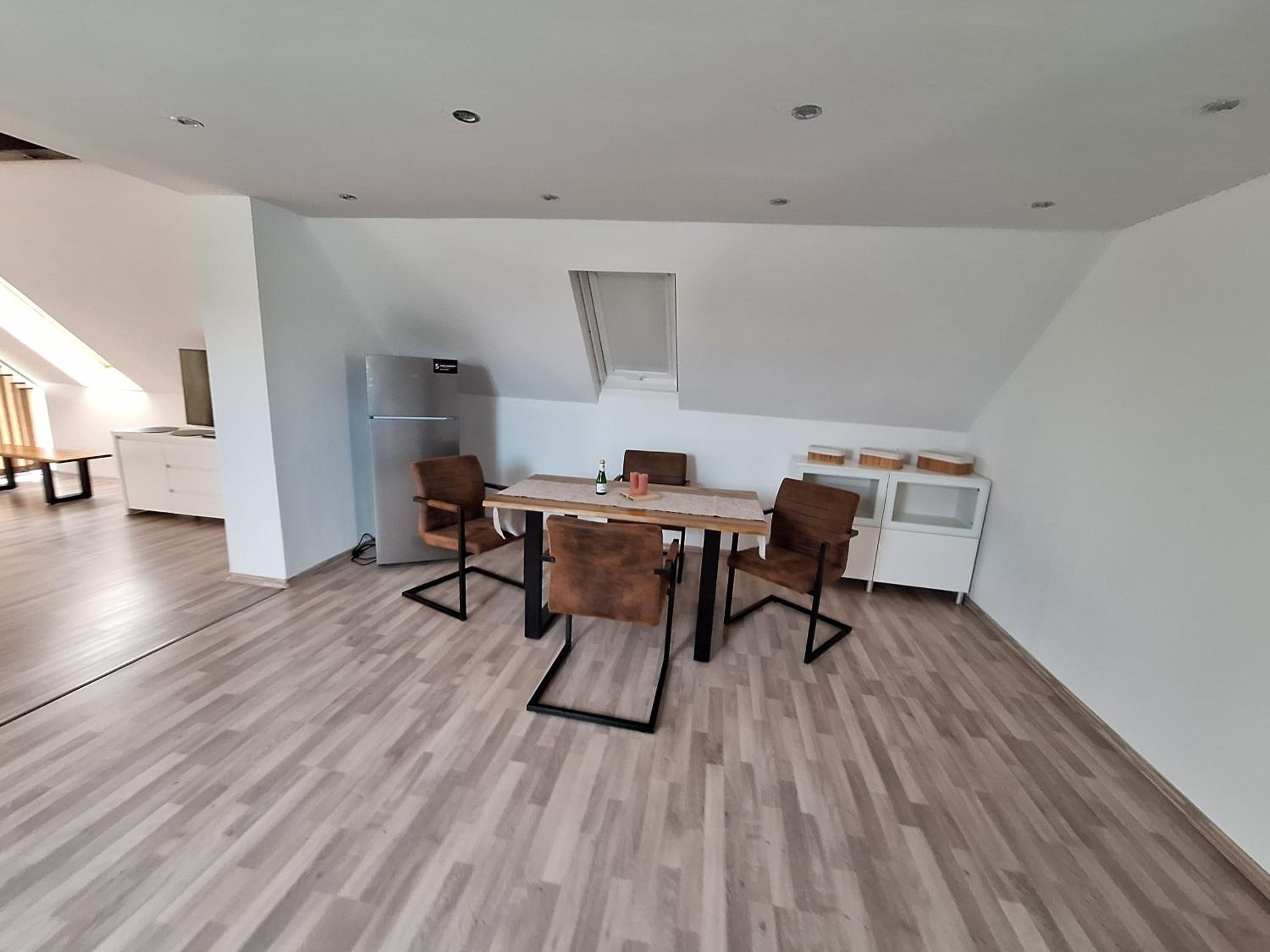 Großzügige 100 m2 Wohnung mit Terrasse