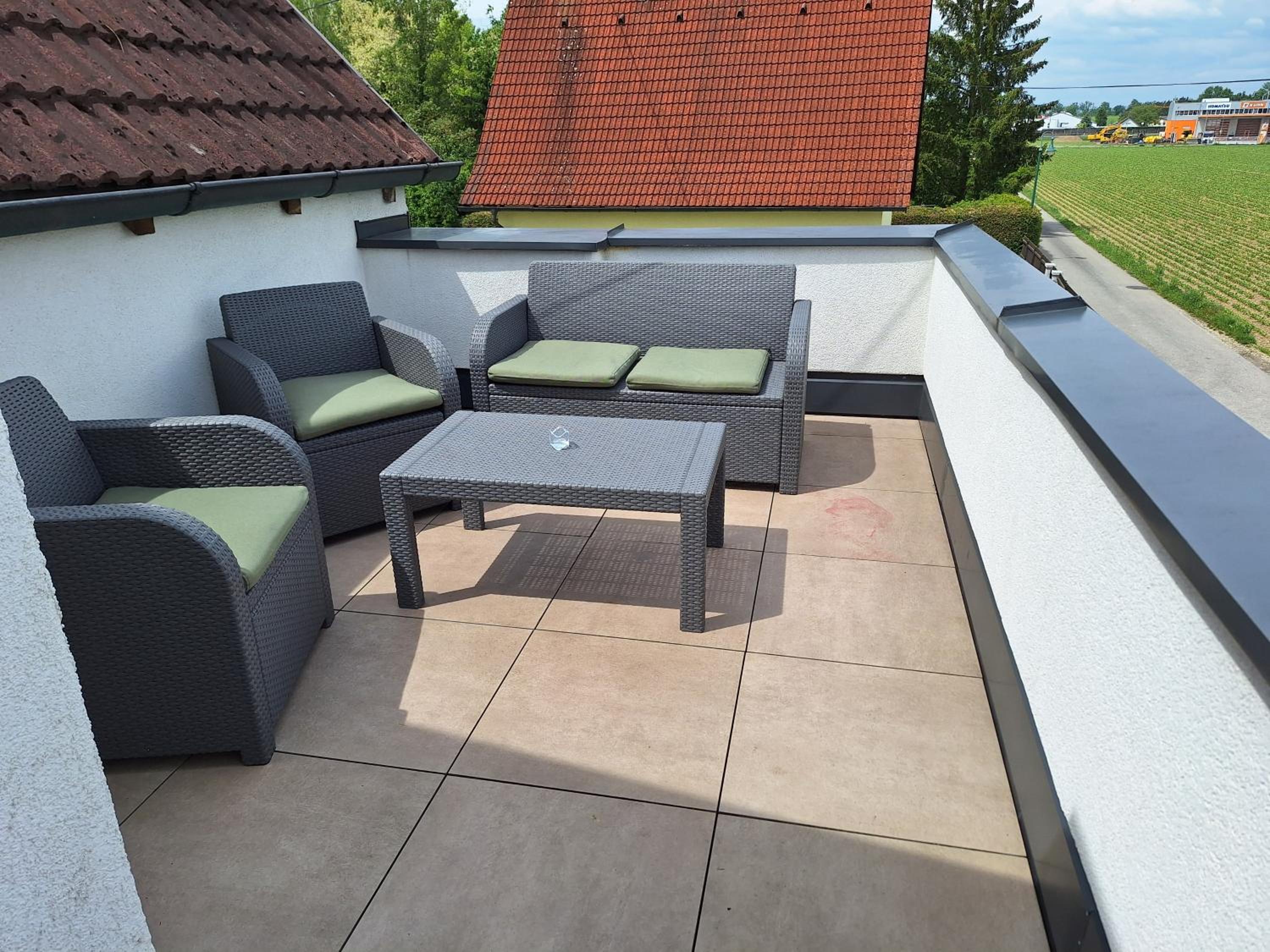 Großzügige 100 m2 Wohnung mit Terrasse