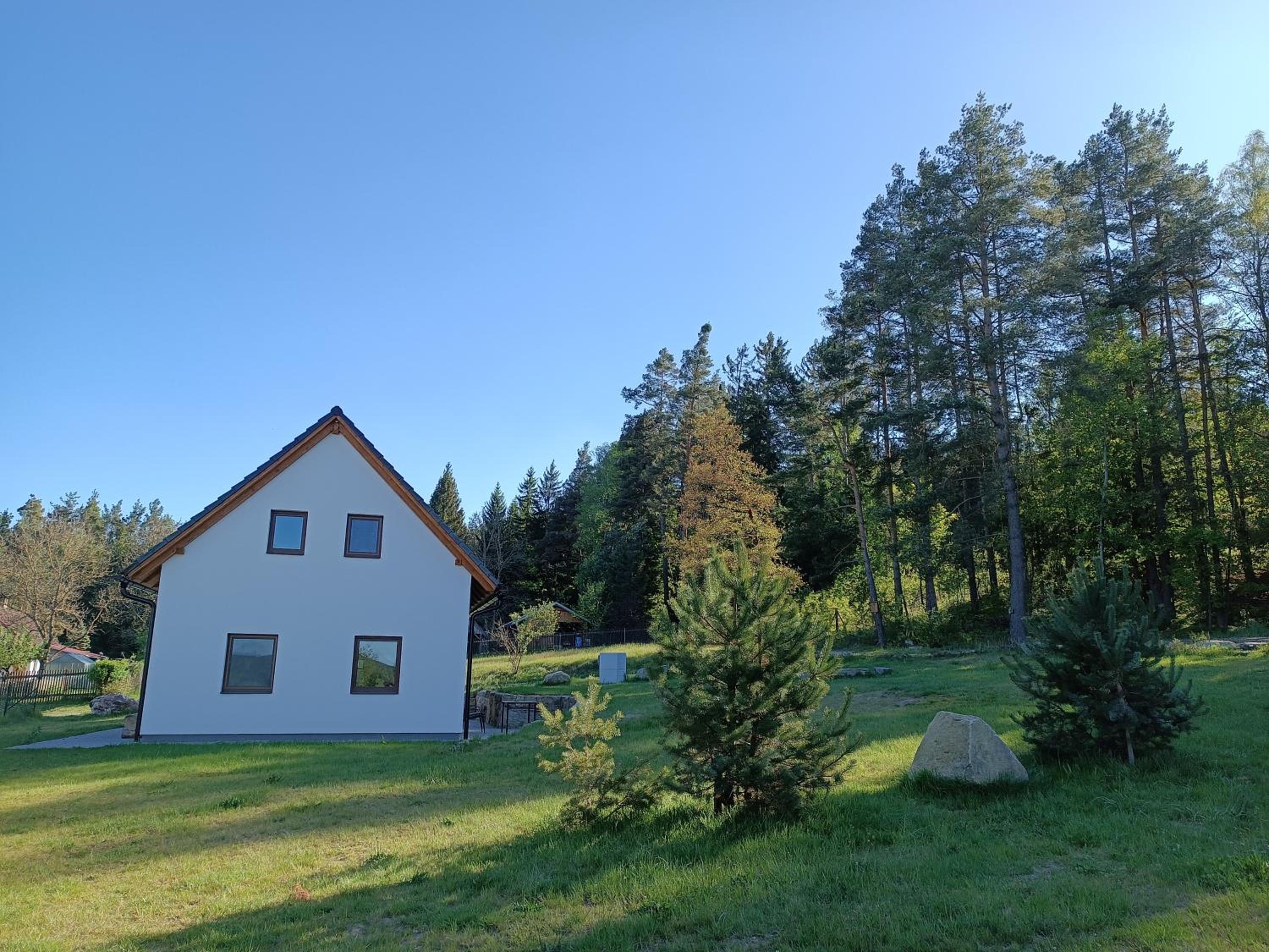 Klidná lokalita Na kraji lesa, celý dům s úschovnu kol