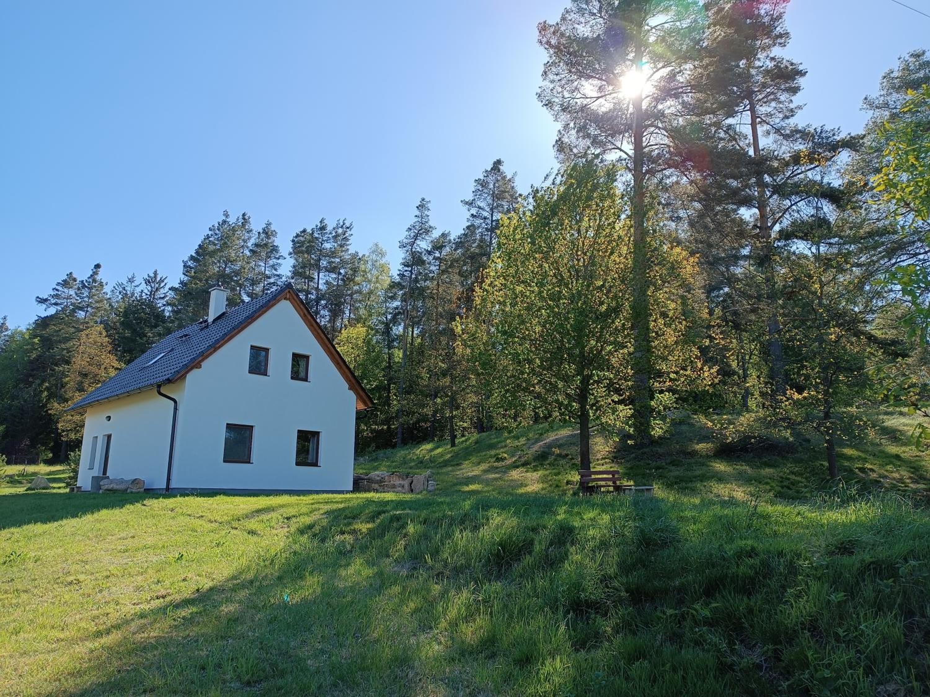 Klidná lokalita Na kraji lesa, celý dům s úschovnu kol