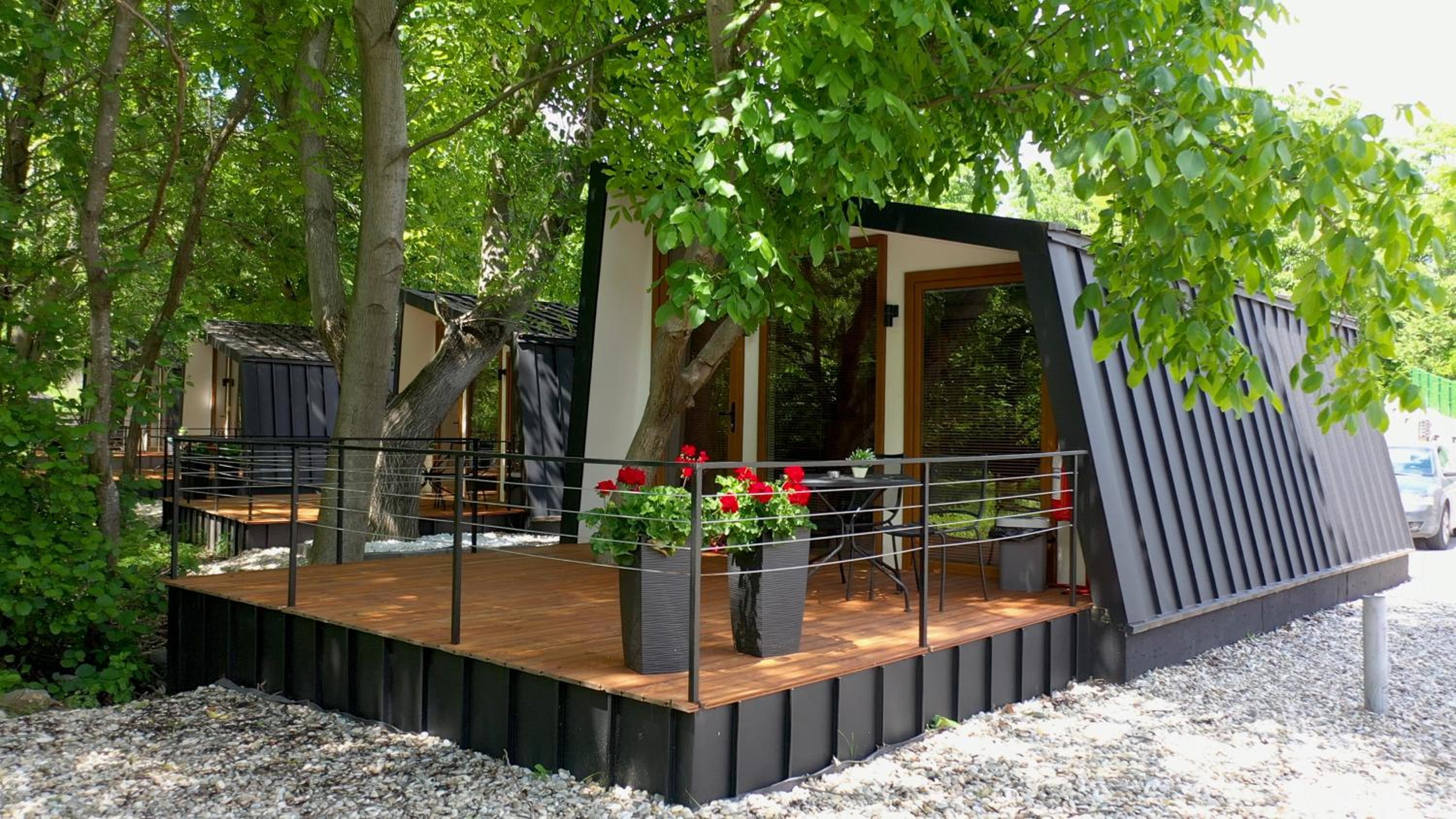 Blisku do Gradot - Riverfront Luxury Cabins view 4