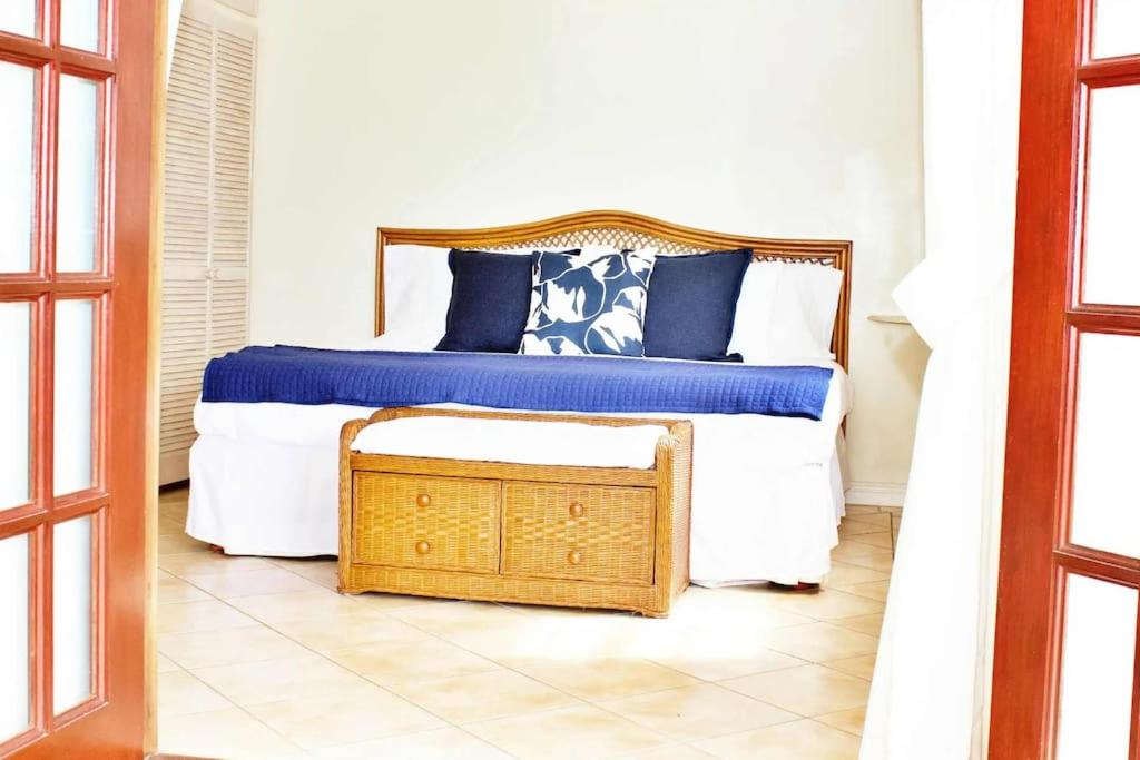 Luxury Apt, near Beach with Pool & Sea view