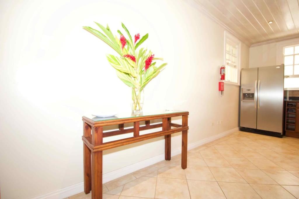 Luxury Apt, near Beach with Pool & Sea view
