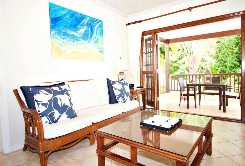 Luxury Apt, near Beach with Pool & Sea view