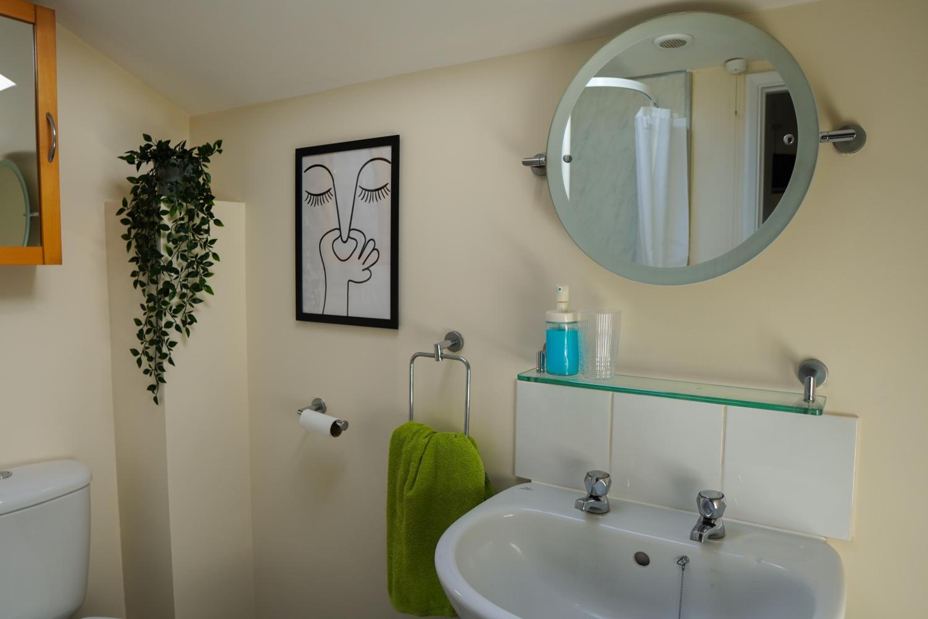 Cosy Apartment with Office & Parking in Cranfield view 2