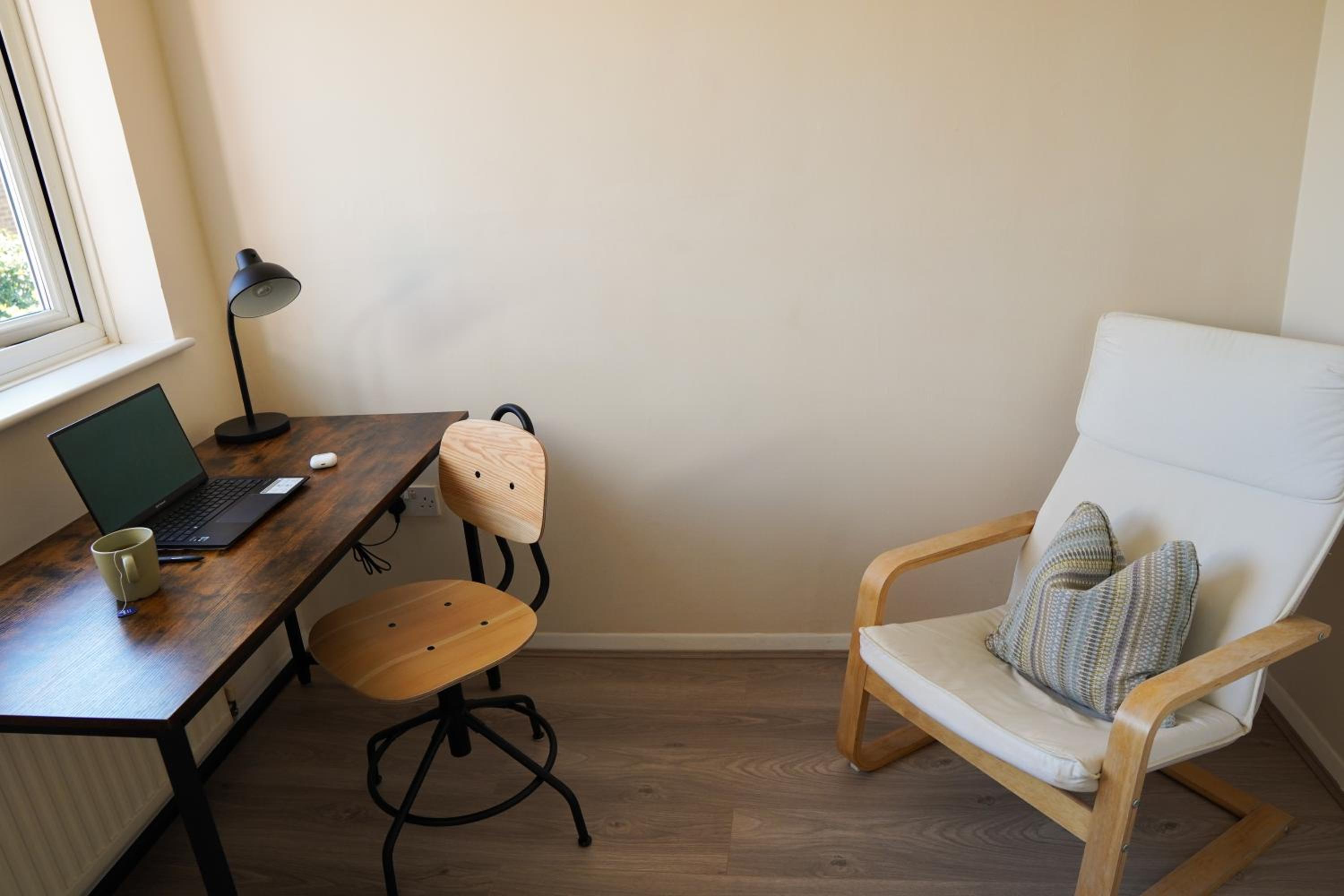 Cosy Apartment with Office & Parking in Cranfield view 3