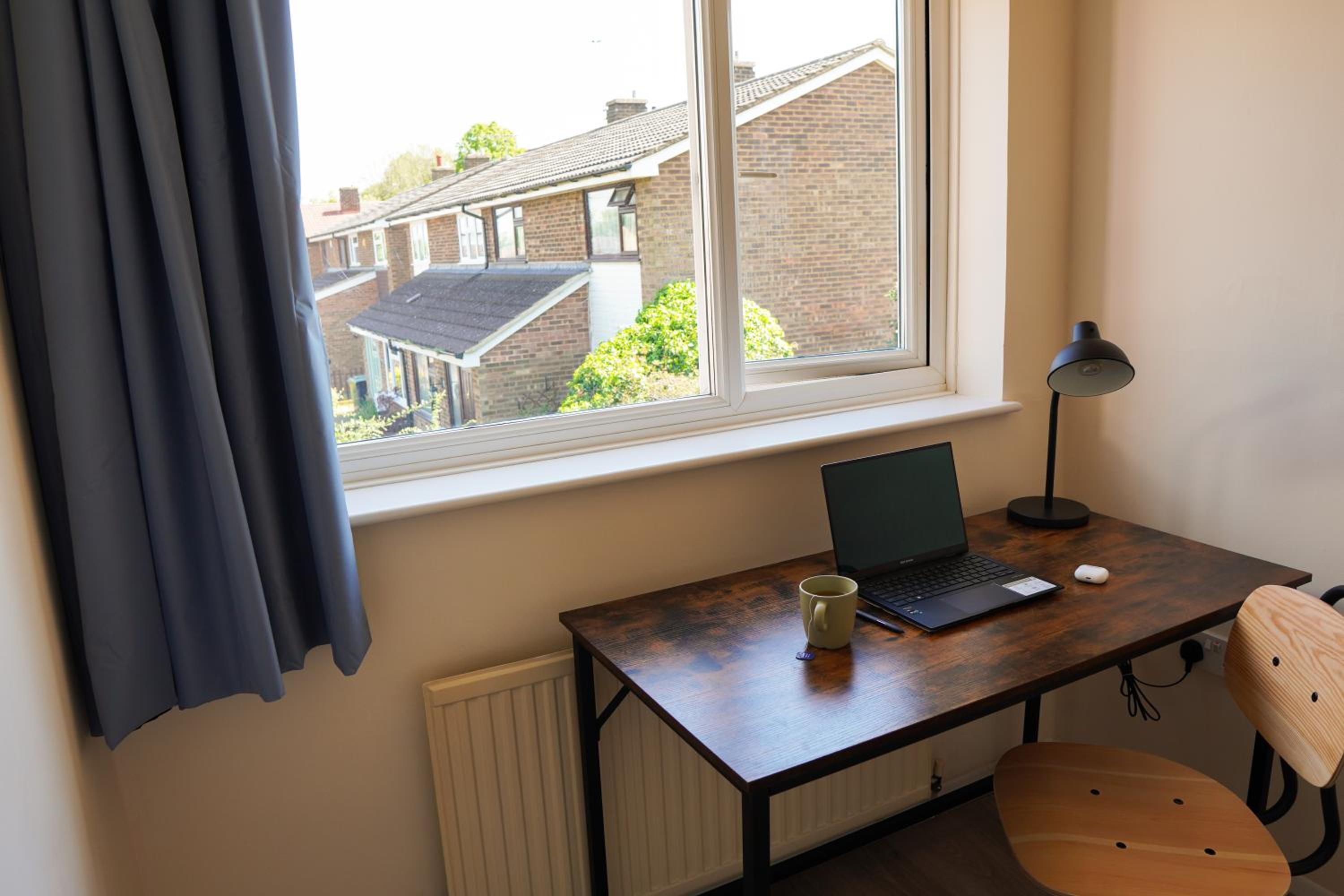 Cosy Apartment with Office & Parking in Cranfield view 4
