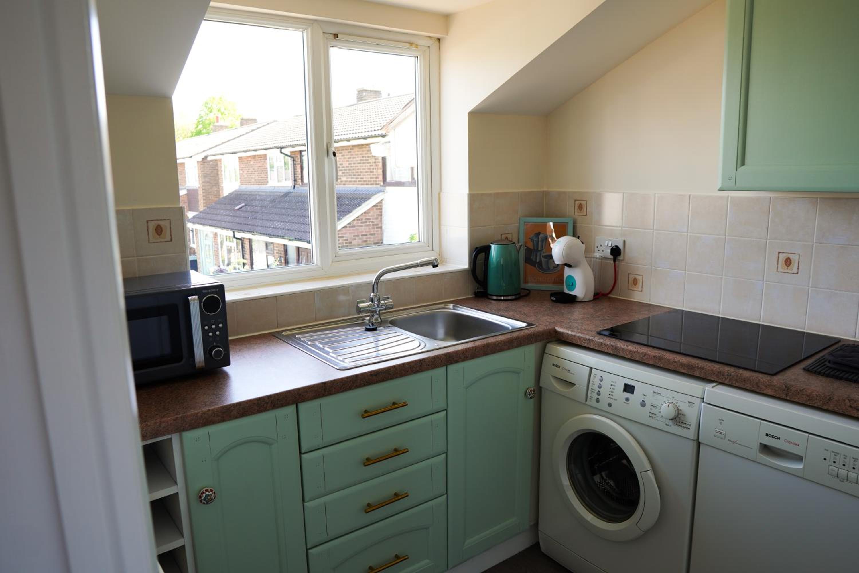 Cosy Apartment with Office & Parking in Cranfield view 5