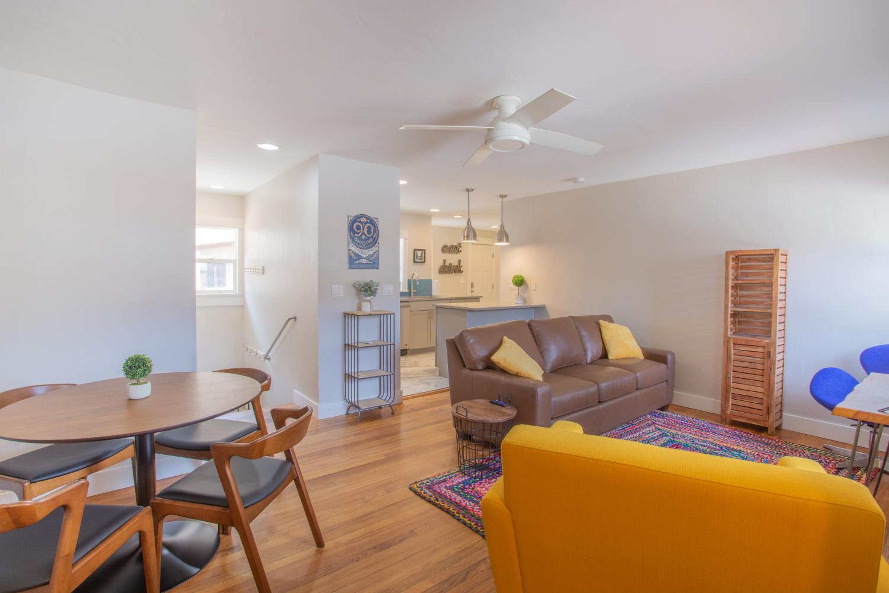 Downtown, Game Room - Pet Friendly & Sleeps 10!