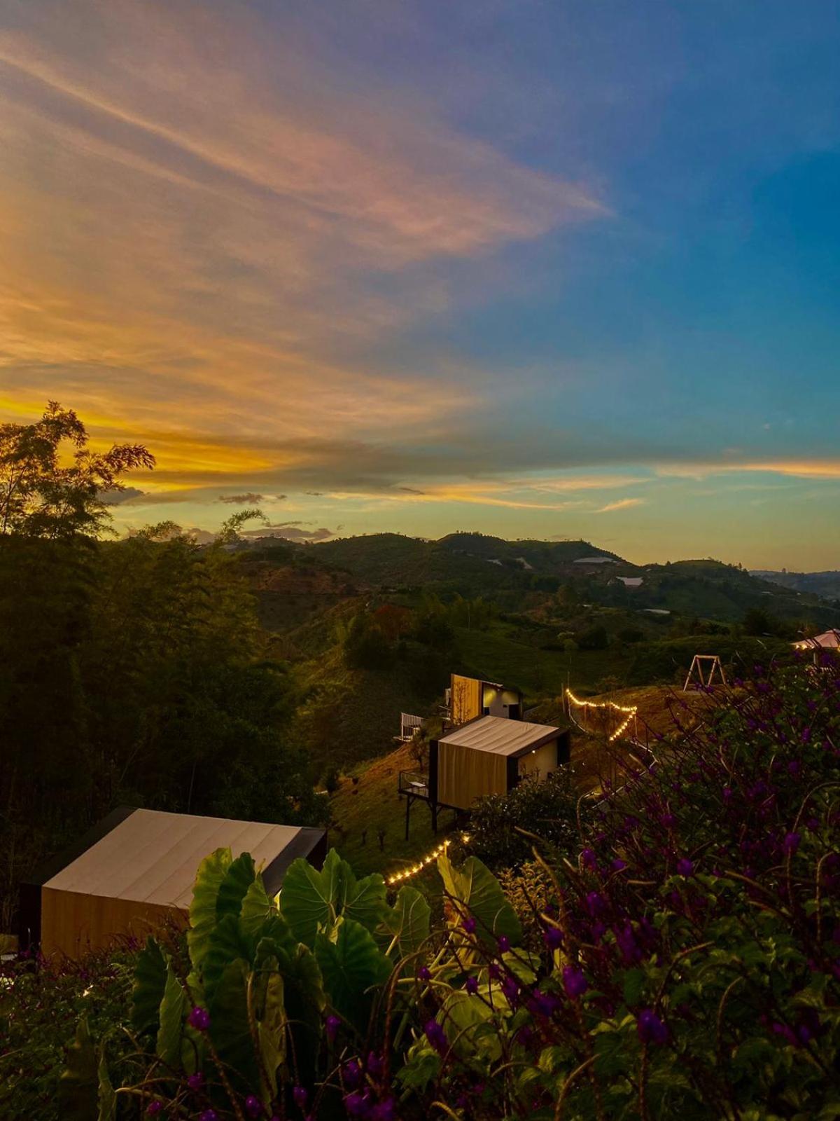 Cabañas para parejas cerca a Medellín - LUUM By Roots Rentals