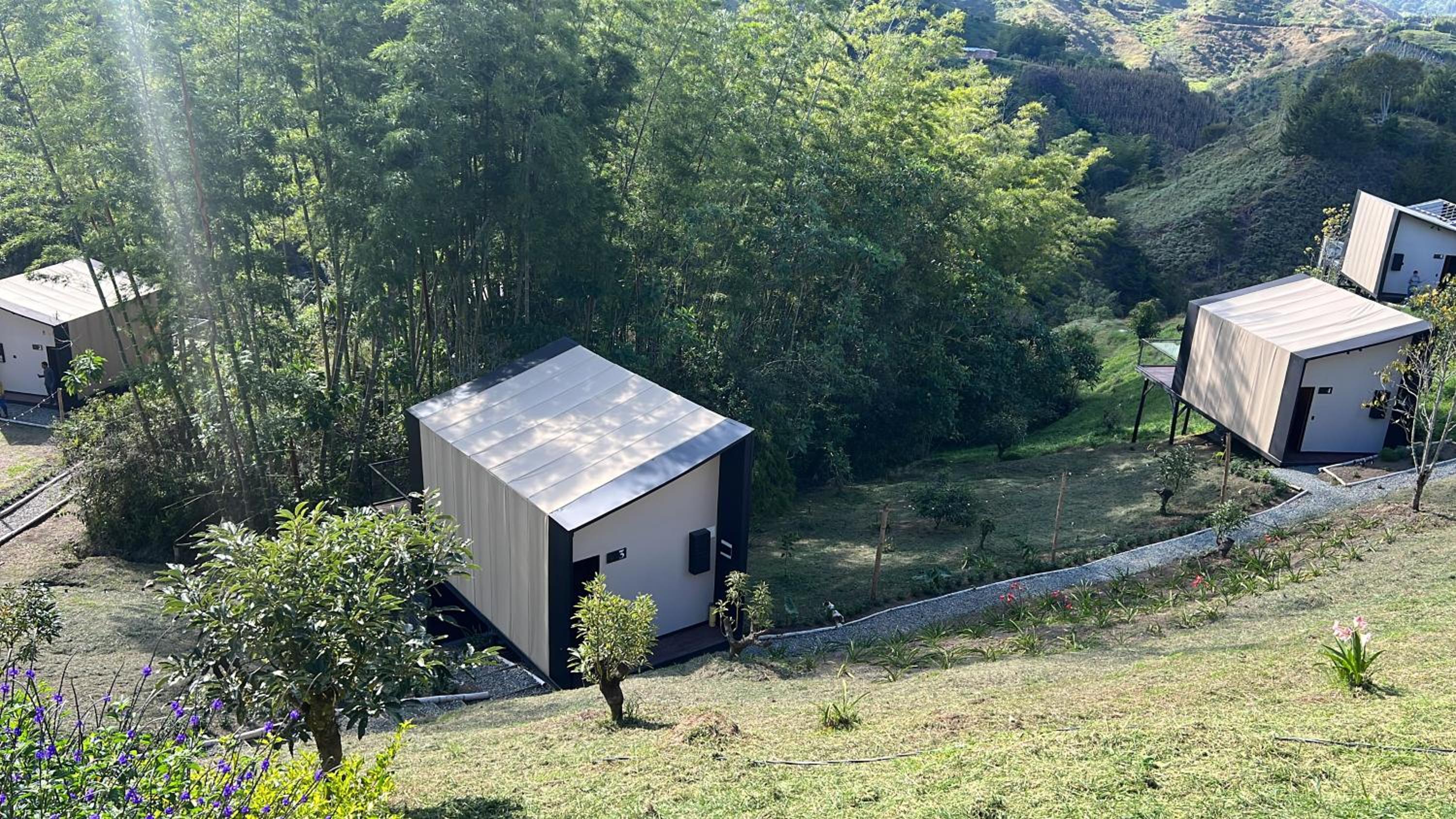Cabañas para parejas cerca a Medellín - LUUM By Roots Rentals
