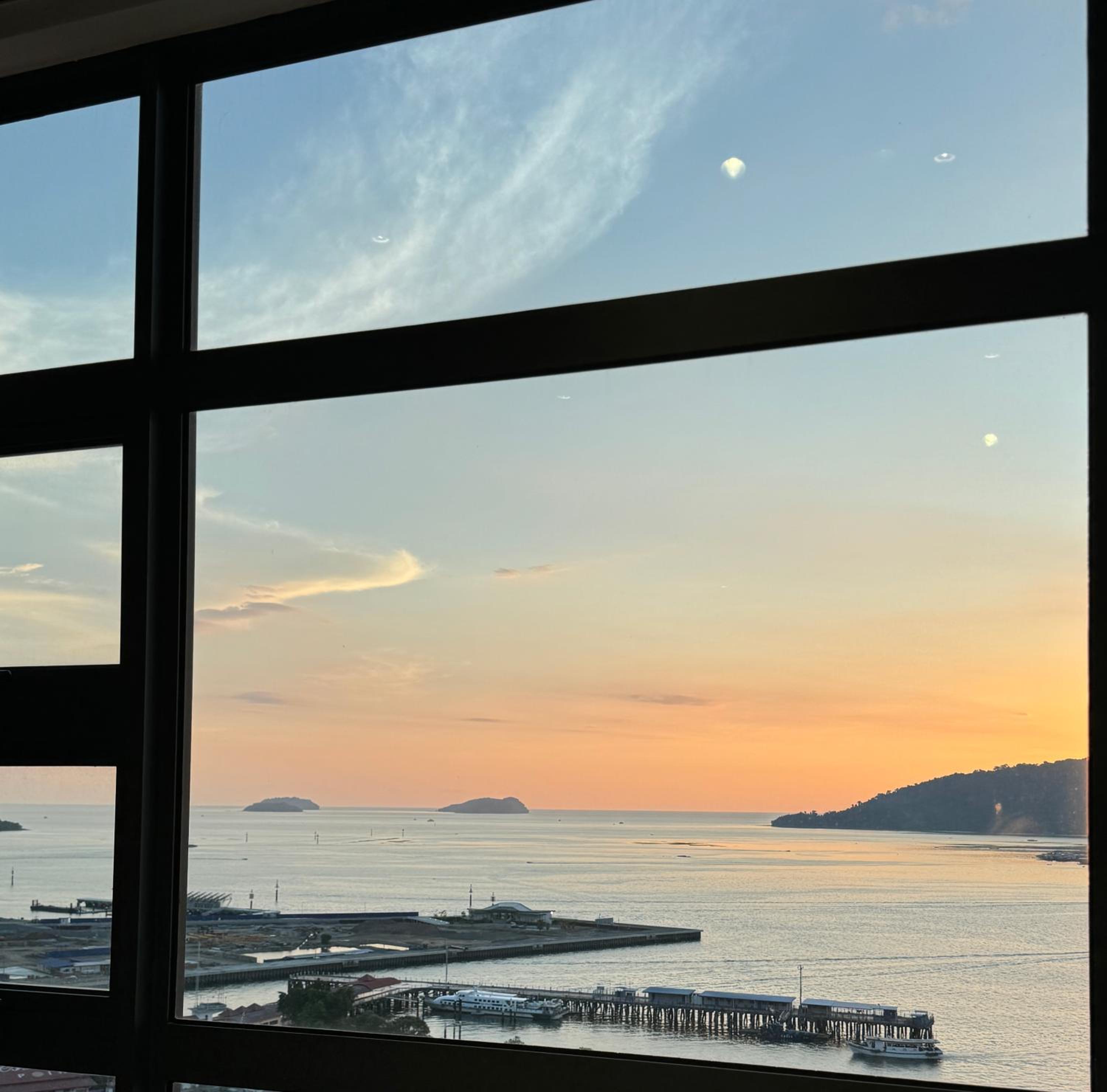 Jesselton Quay l Family Suite l Deluxe l Sunset Seaview l 2R1B l 5 pax photo 7