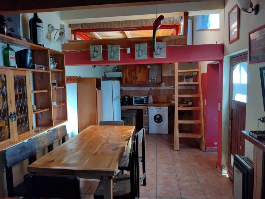 casa al pie del cerro Otto rodeada de bosque.