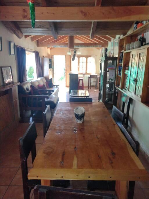 casa al pie del cerro Otto rodeada de bosque.