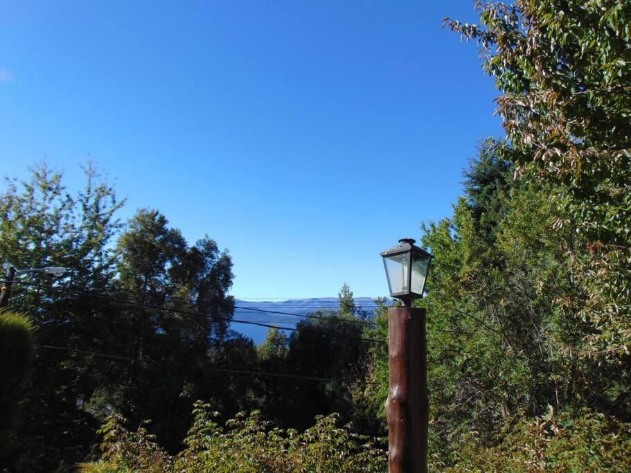 casa al pie del cerro Otto rodeada de bosque.