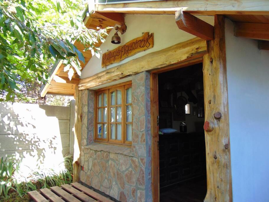casa al pie del cerro Otto rodeada de bosque.