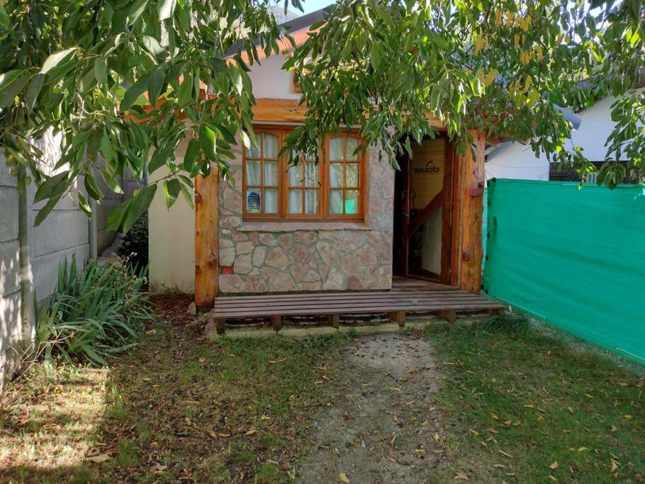 casa al pie del cerro Otto rodeada de bosque.