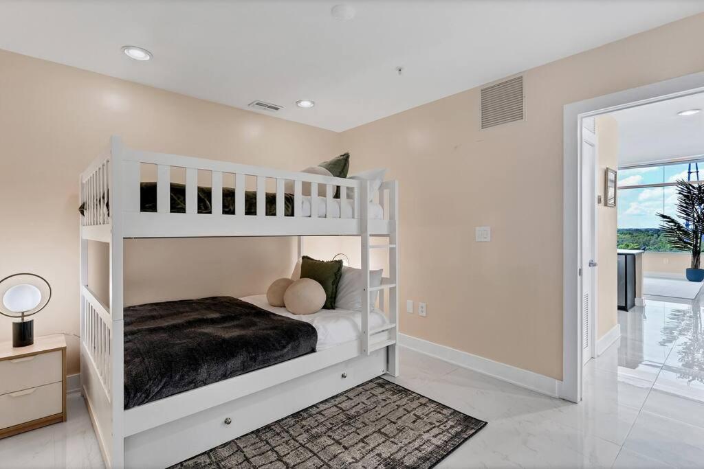 Downtown New Modern Spacious 3bdrm 2Bath 2000 sq ft