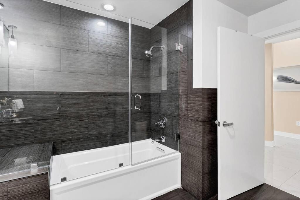 Downtown New Modern Spacious 3bdrm 2Bath 2000 sq ft