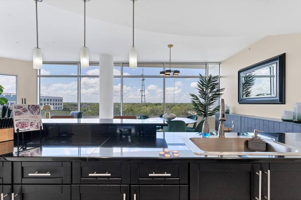 Downtown New Modern Spacious 3bdrm 2Bath 2000 sq ft