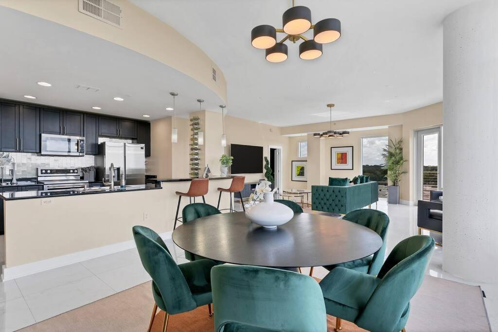 Downtown New Modern Spacious 3bdrm 2Bath 2000 sq ft