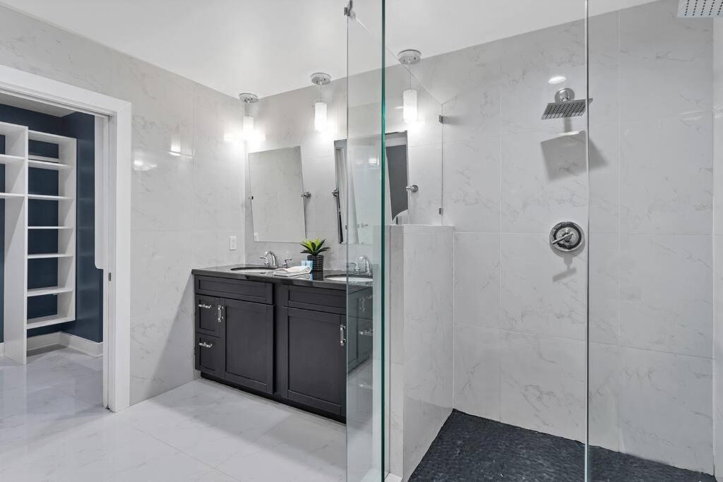 Downtown New Modern Spacious 3bdrm 2Bath 2000 sq ft