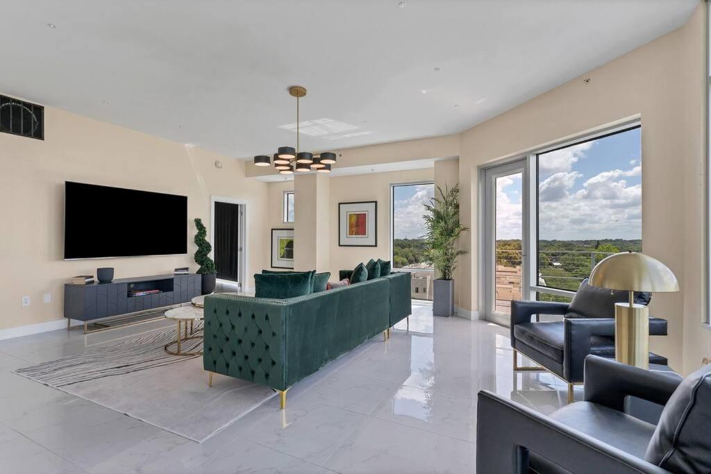 Downtown New Modern Spacious 3bdrm 2Bath 2000 sq ft