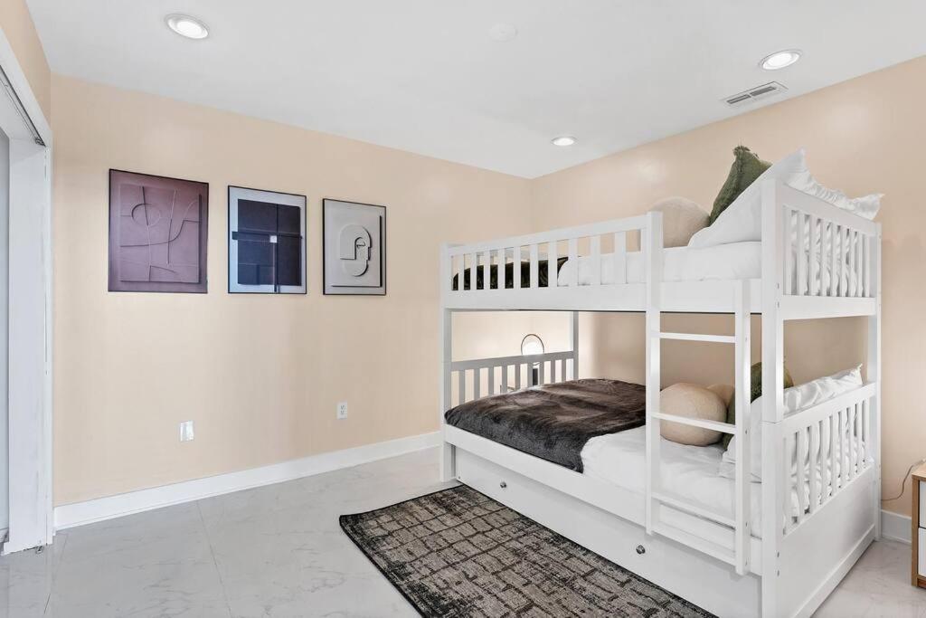 Downtown New Modern Spacious 3bdrm 2Bath 2000 sq ft