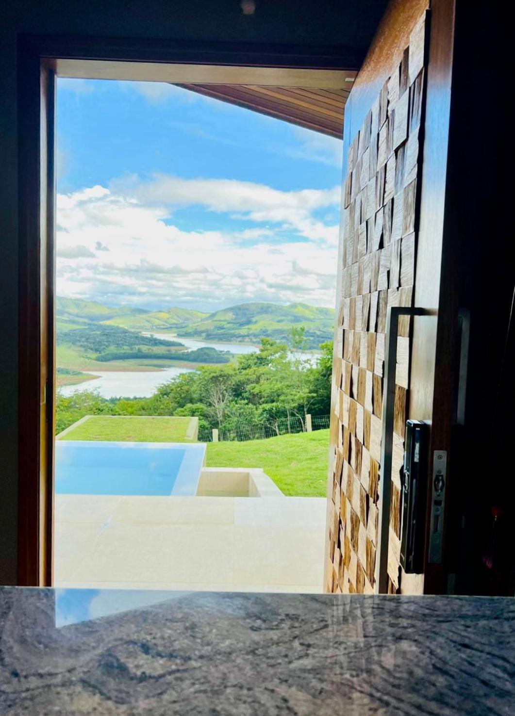 Chalé com borda infinita vista para represa