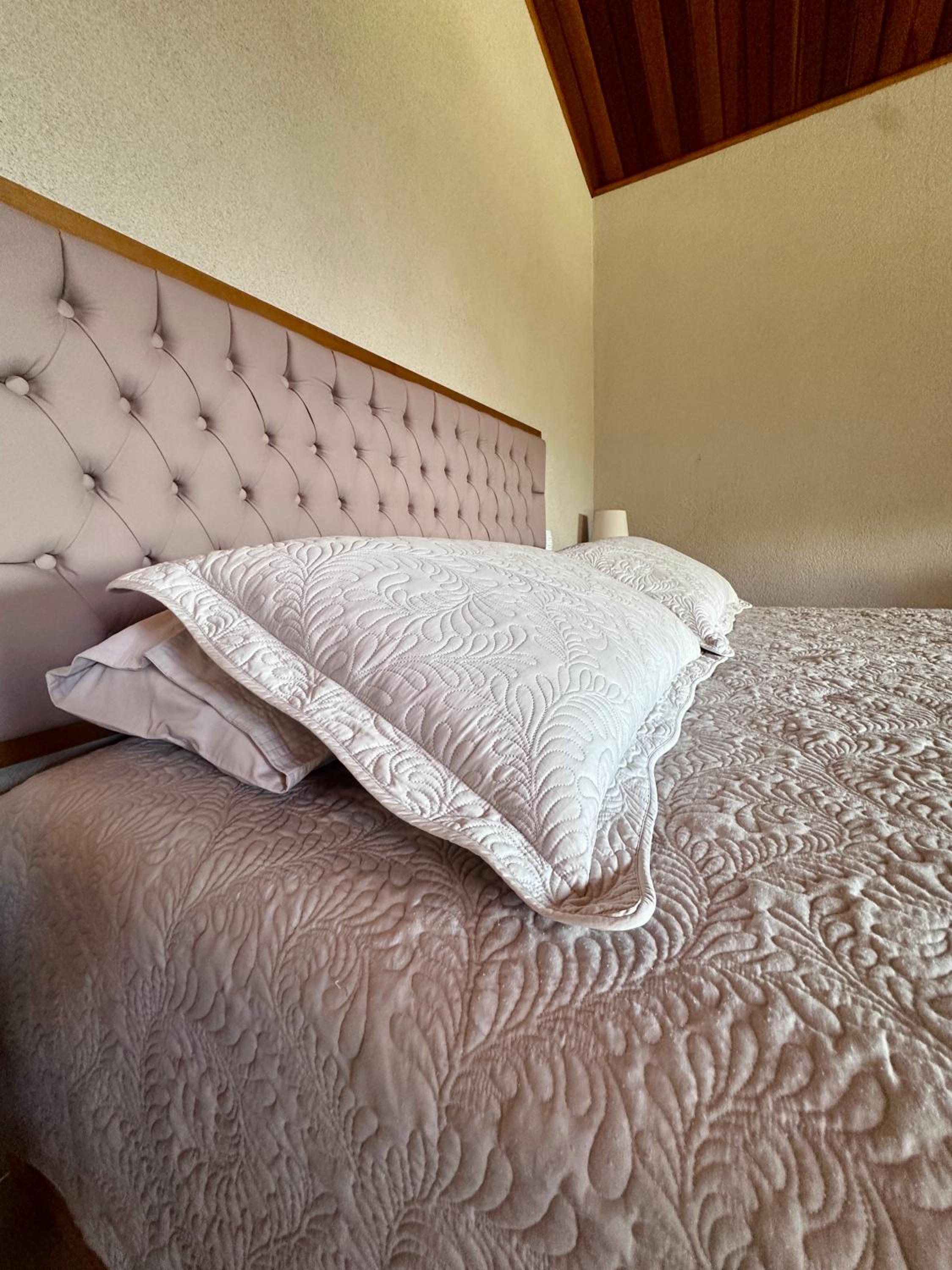 Chalé com borda infinita vista para represa