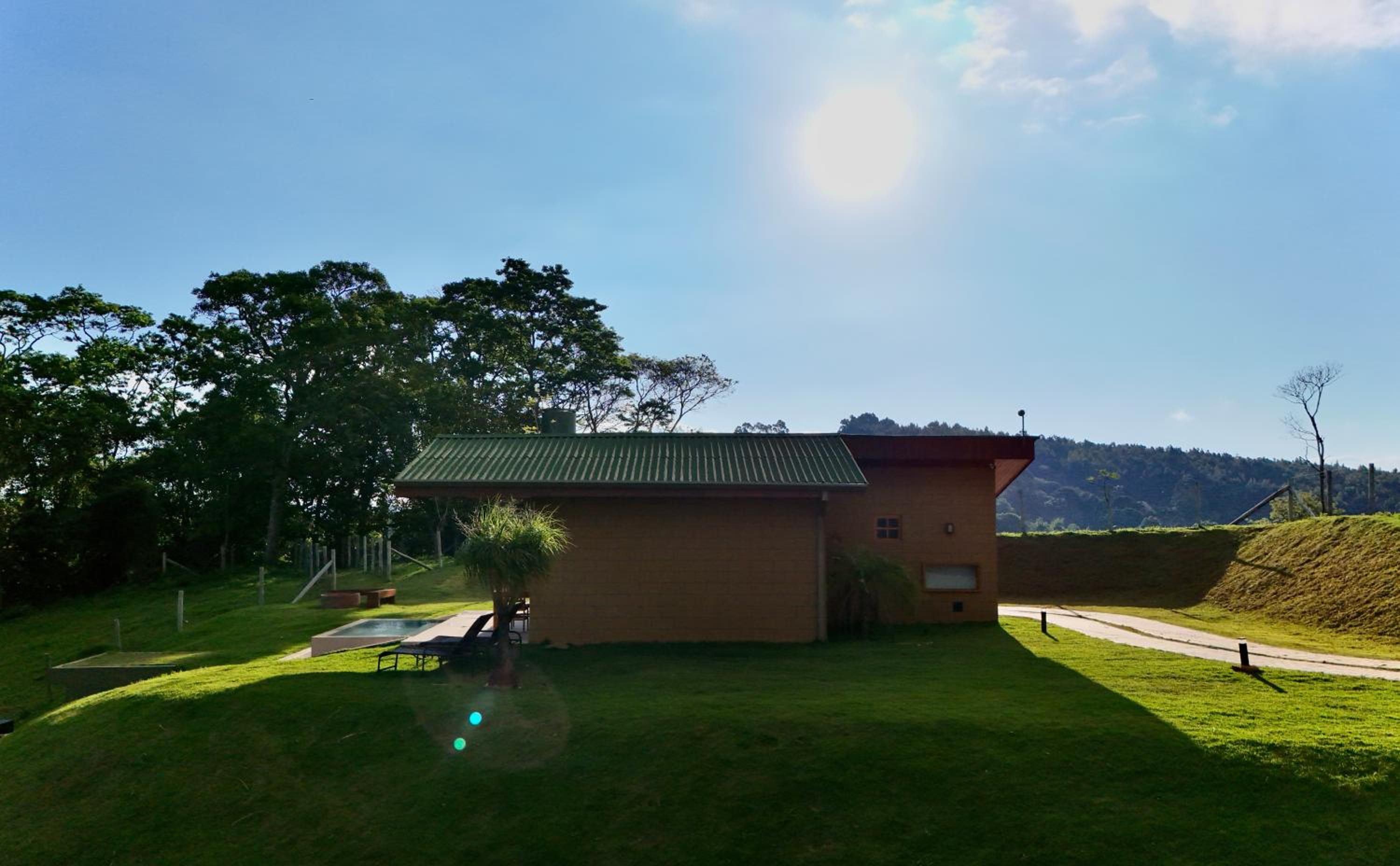 Chalé com borda infinita vista para represa