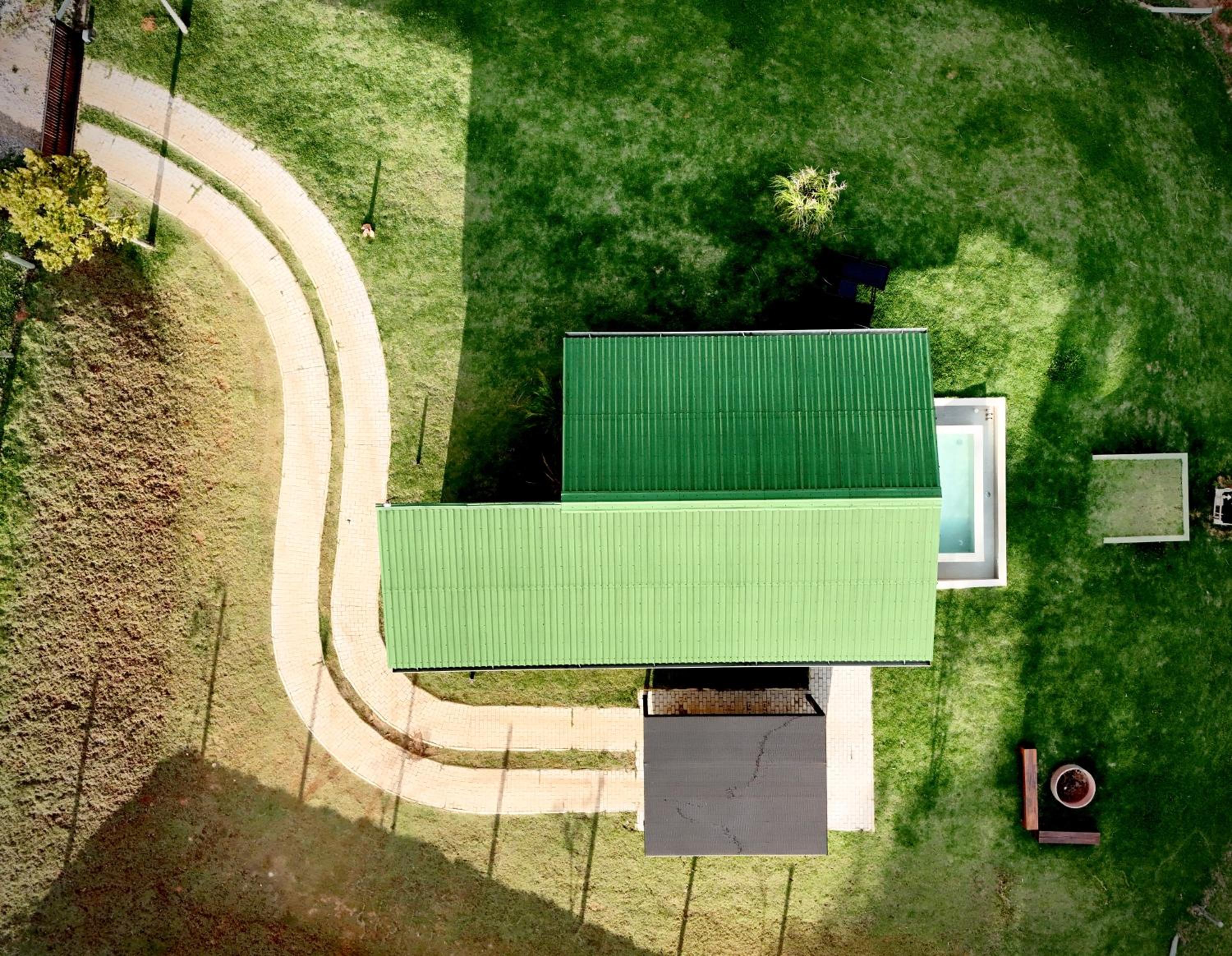 Chalé com borda infinita vista para represa